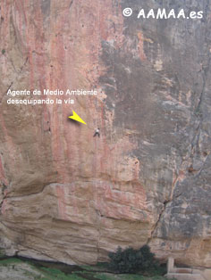 Agente de Medio Ambiente desequipando v&iacute;a de escalada