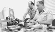 Agentes de la BIIF, en trabajo de gabinete