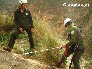 Agentes de Medio Ambiente iniciando el descenso por la v&iacute;a
