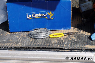 Rollo de alambre localizado en el registro efectuado en el veh&iacute;culo de los sospechosos
