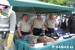 Imagen general del Stand del Cuerpo de Agentes, con miembros del mismo para informar y atender al p&uacute;blico asistente